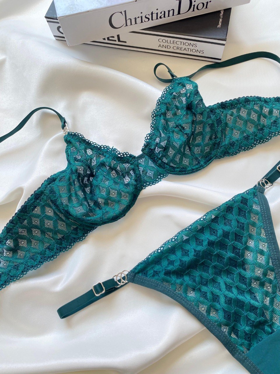 emerald-lace-elegance-lingerie-set